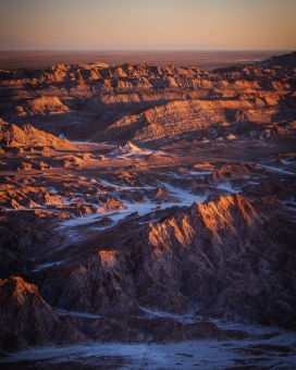 高清晰连绵起伏的雪山壁纸