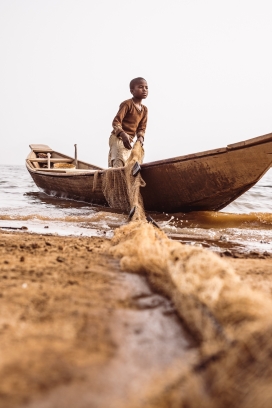 划木船打渔的非洲小孩