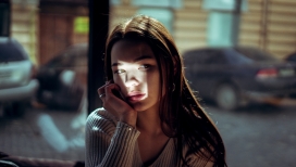 思考撑下巴的女孩