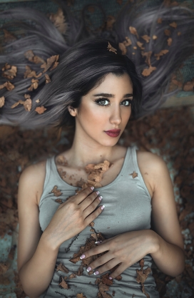 躺在地上穿背心的漂亮长发姑娘