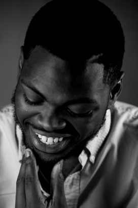 摸下巴笑露齿的黑人大哥