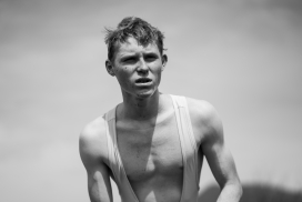 瘦骨男黑白人像