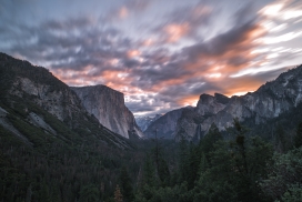 流动云彩下的壮观大山