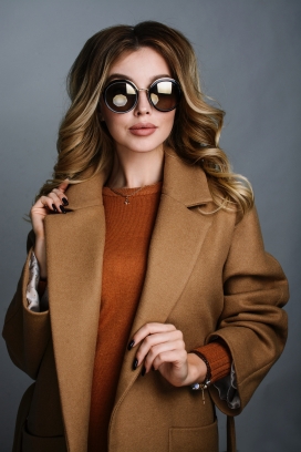 墨镜大卷发美女