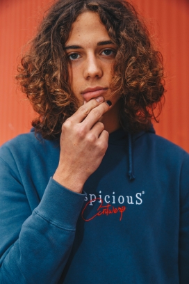 摸下巴的长卷发男子