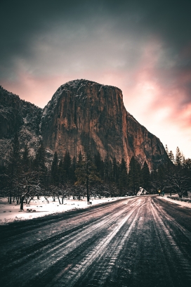 高清晰大山下的路