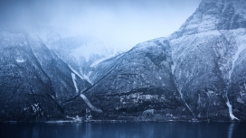 被雾气覆盖的雪山湖