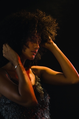 灯光下时尚墨西哥卷发女郎