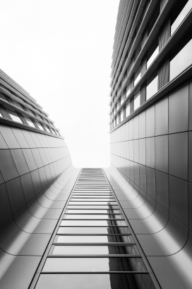 仰拍的高楼大厦