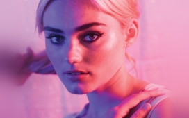 性感的夏日金发女孩