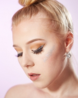 精致的金发美女