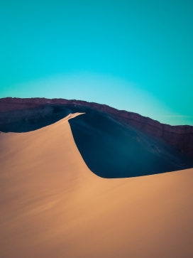 蓝色天空的沙漠