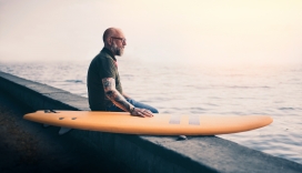 休闲片刻的老年冲浪者