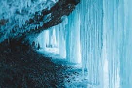 蓝色冰雕洞穴