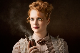 俄罗斯盘头短发女子