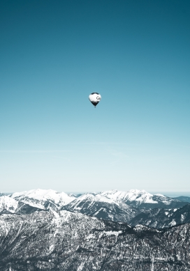 雪山高原的热氢气球