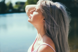 仰头摸头发的美女