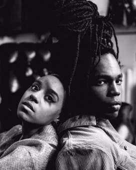 非洲朋友姐弟黑白人像