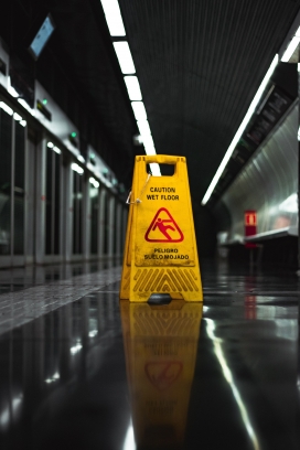 地铁站的防滑警示牌