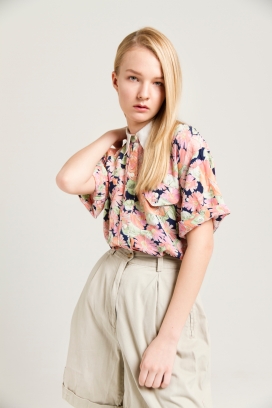 夏日碎花金发女孩