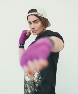 戴手套打拳击的运动休闲女子