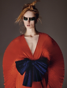 古怪外观-荷兰Rianne Van Rompaey时尚模特演绎Vogue英国
