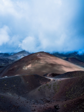蓝天天空下的圆滑山坡