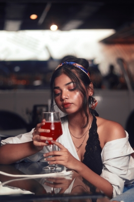 品红色果汁的夏日女孩