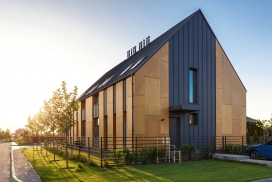 乌克兰第聂伯罗SVOYA VEZHA三角屋顶的建筑