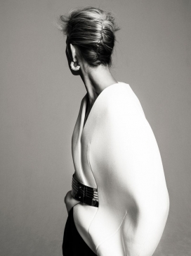 卡罗莱娜·科库娃-Harper Bazaar-精致的天堂鸟形状