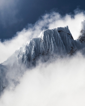 耸立的雪山