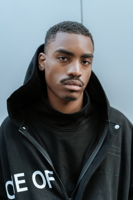 眼睛无神的非洲男子