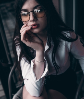 戴墨镜的白领女郎