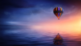 美湖上空的五彩氢气球