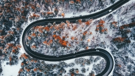 冬季的森林弯道公路