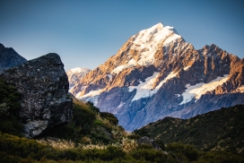 雪山上的日落光芒