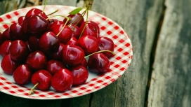 丰盛的红色樱桃