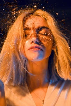 脸部洒满荧光粉的金发女郎