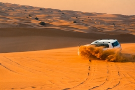 金色沙漠上奔跑的越野车