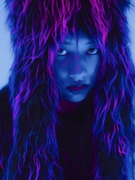 蓝紫色秀发美人