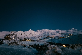 雪山脚下的乡村夜晚