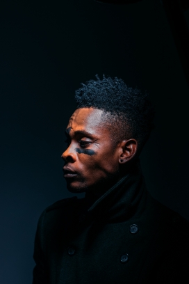 脸部涂满色彩的非洲男子