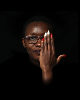 用手遮脸的眼镜非洲姑娘