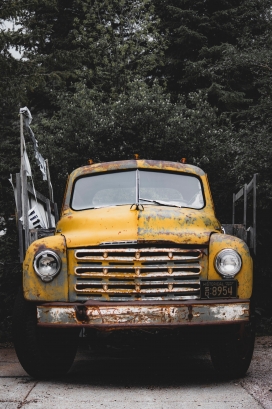 生锈的黄色大卡车