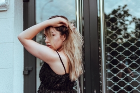 梳理发型的金发单肩带美女