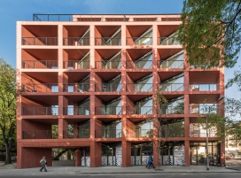 Sprzeczna 4公寓-探索波兰红色混凝土住宅