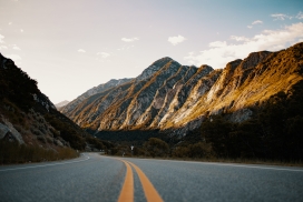 山路的双黄线公路