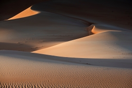 飞沙扬砾的沙漠