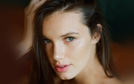 挑逗眼神的女子