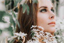 精致五官的女郎